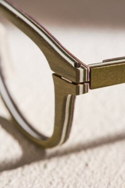 Brille mit Holzgestell